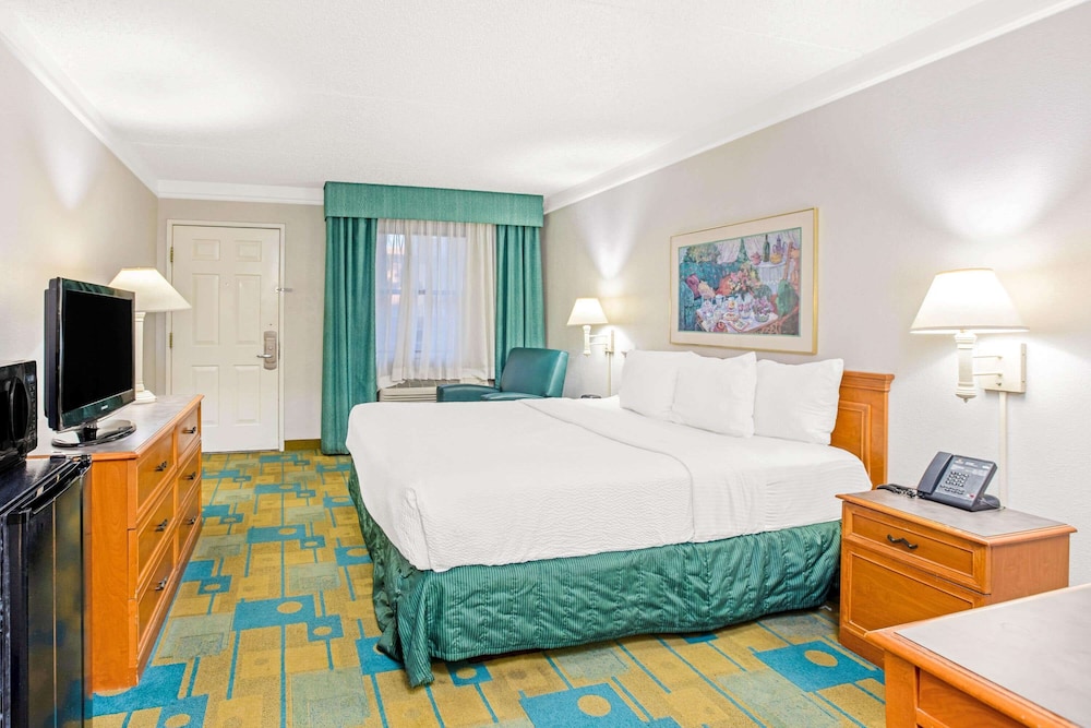 Imagen de la habitación del Hotel La Quinta Inn By Wyndham El Paso Cielo Vista. Foto 8