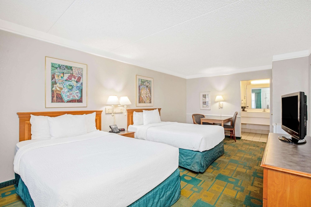 Imagen de la habitación del Hotel La Quinta Inn By Wyndham El Paso Cielo Vista. Foto 10