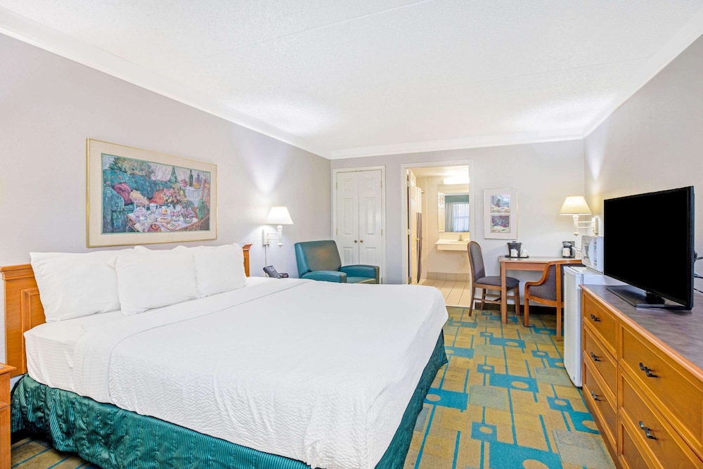 Imagen de la habitación del Hotel La Quinta Inn By Wyndham El Paso Cielo Vista. Foto 14