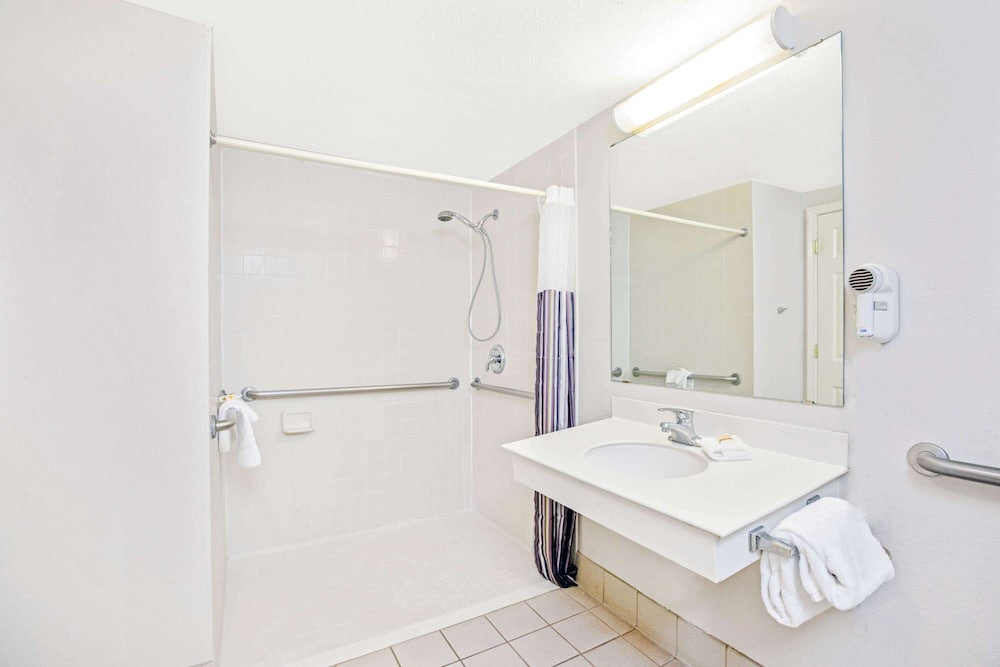 Imagen de la habitación del Hotel La Quinta Inn By Wyndham El Paso Cielo Vista. Foto 16