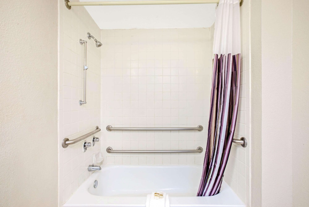 Imagen de la habitación del Hotel La Quinta Inn By Wyndham El Paso Cielo Vista. Foto 17