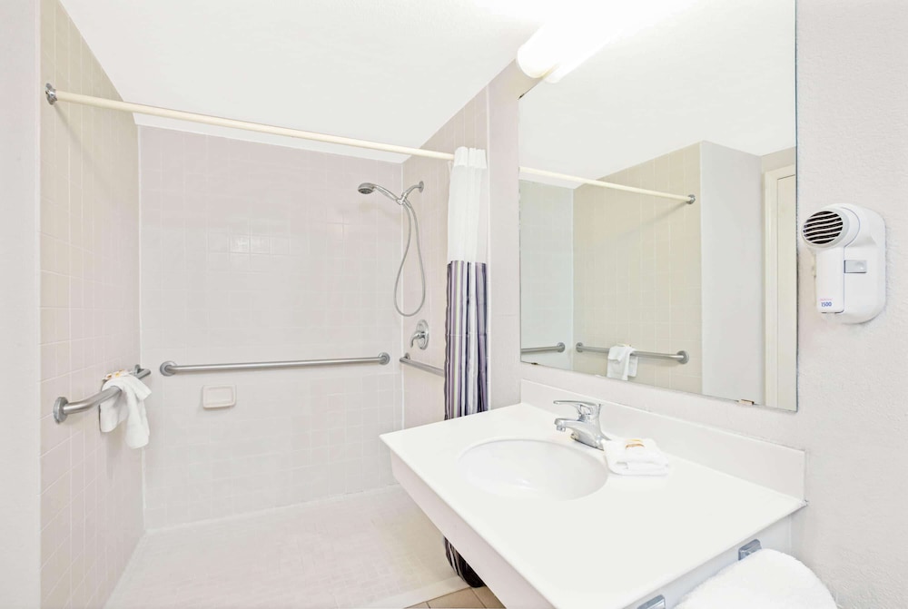 Imagen de la habitación del Hotel La Quinta Inn By Wyndham El Paso Cielo Vista. Foto 18