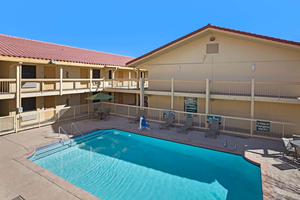 Imagen de la piscina del Hotel La Quinta Inn By Wyndham El Paso East Lomaland. Foto 18