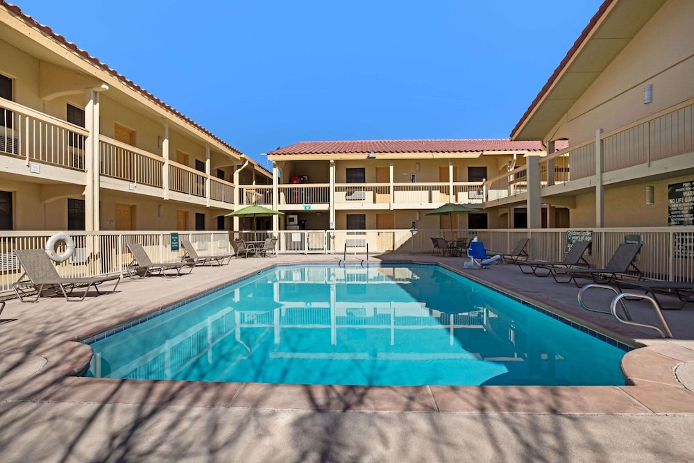 Imagen de la piscina del Hotel La Quinta Inn By Wyndham El Paso East Lomaland. Foto 19