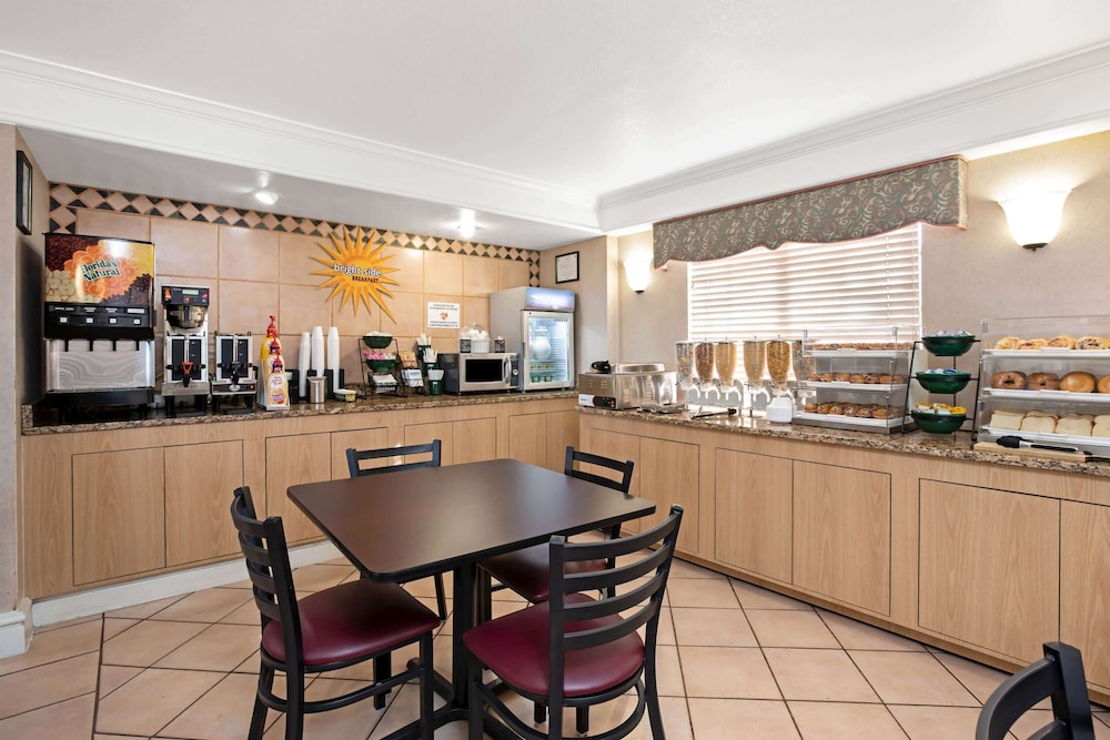 Imagen del bar/restaurante del Hotel La Quinta Inn By Wyndham El Paso East Lomaland. Foto 3