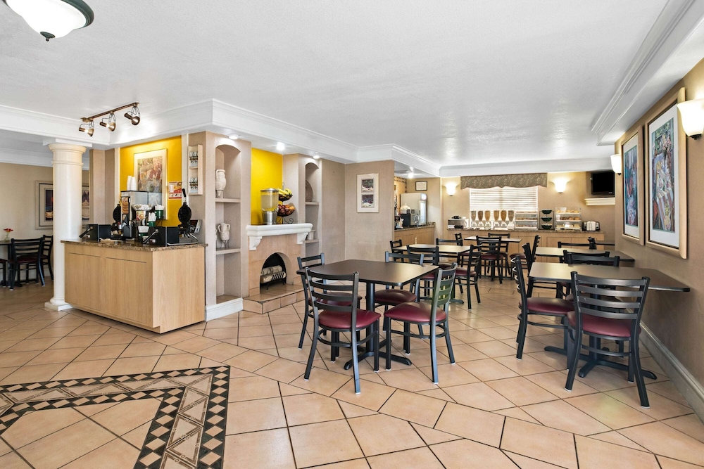 Imagen del bar/restaurante del Hotel La Quinta Inn By Wyndham El Paso East Lomaland. Foto 4