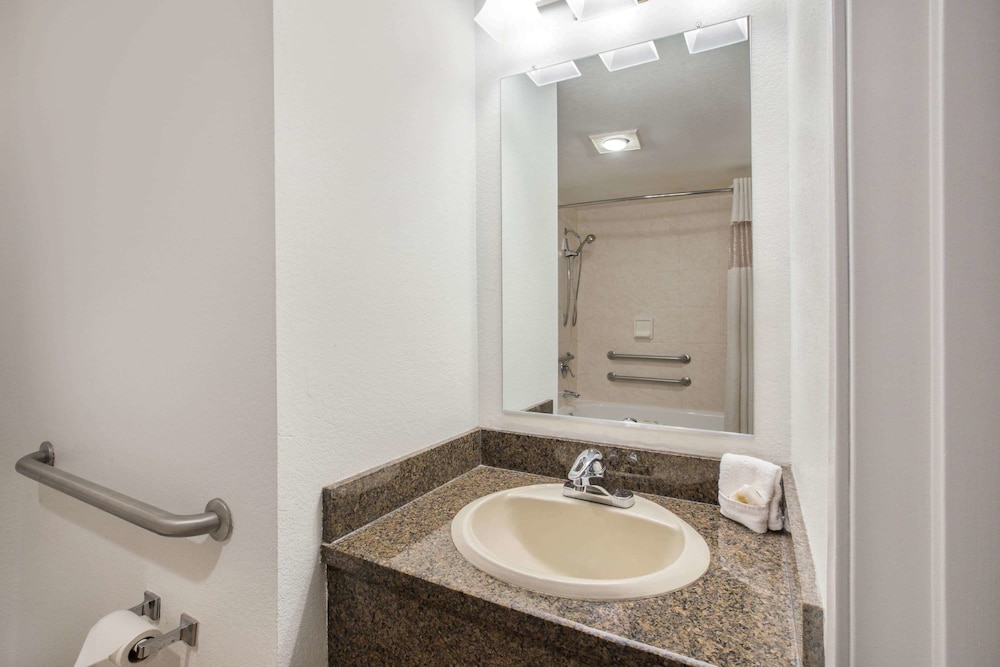 Imagen de la habitación del Hotel La Quinta Inn By Wyndham Everett. Foto 11