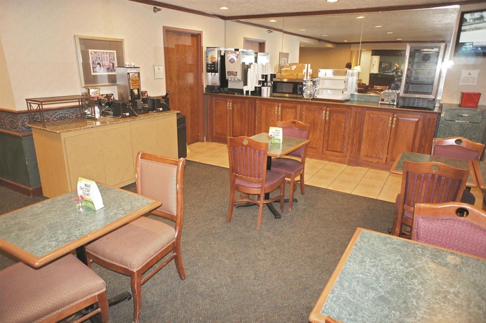 Imagen del bar/restaurante del Hotel La Quinta Inn By Wyndham Indianapolis Airport Executive Dr. Foto 3