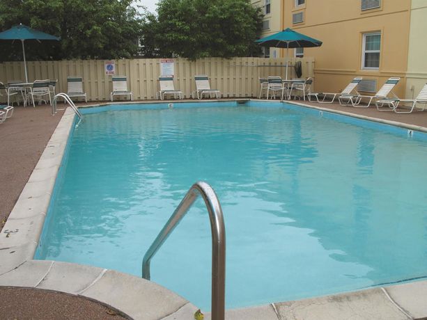 Imagen de la piscina del Hotel La Quinta Inn By Wyndham Indianapolis Airport Lynhurst. Foto 16