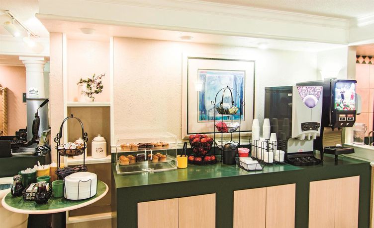 Imagen del bar/restaurante del Hotel La Quinta Inn By Wyndham Indianapolis Airport Lynhurst. Foto 2