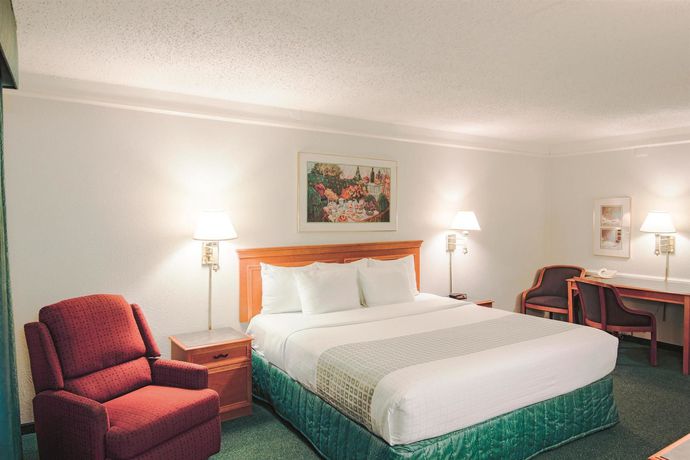 Imagen de la habitación del Hotel La Quinta Inn By Wyndham Indianapolis Airport Lynhurst. Foto 8