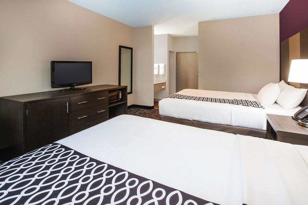 Imagen de la habitación del Hotel La Quinta Inn By Wyndham Indianapolis North At Pyramids. Foto 2