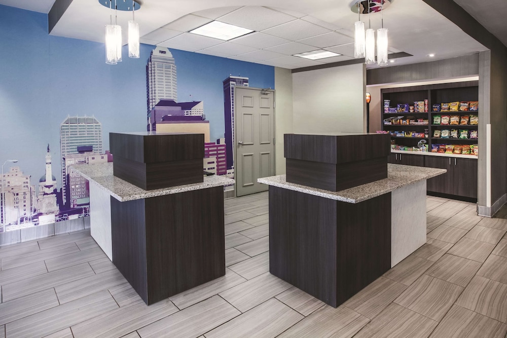 Imagen de los interiores del Hotel La Quinta Inn By Wyndham Indianapolis North At Pyramids. Foto 19