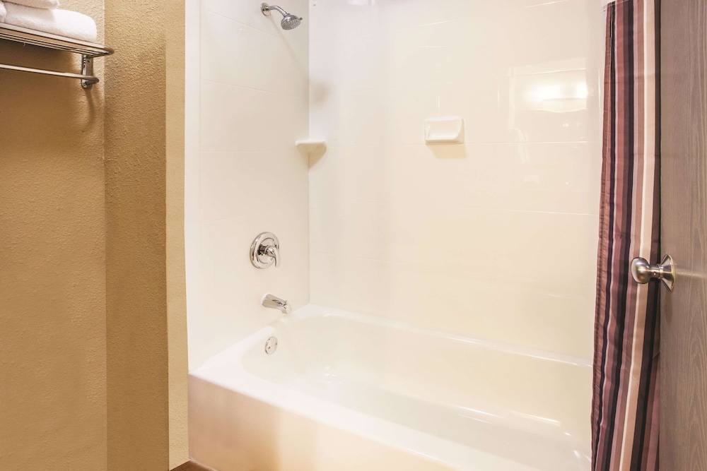 Imagen de la habitación del Hotel La Quinta Inn By Wyndham Indianapolis North At Pyramids. Foto 10