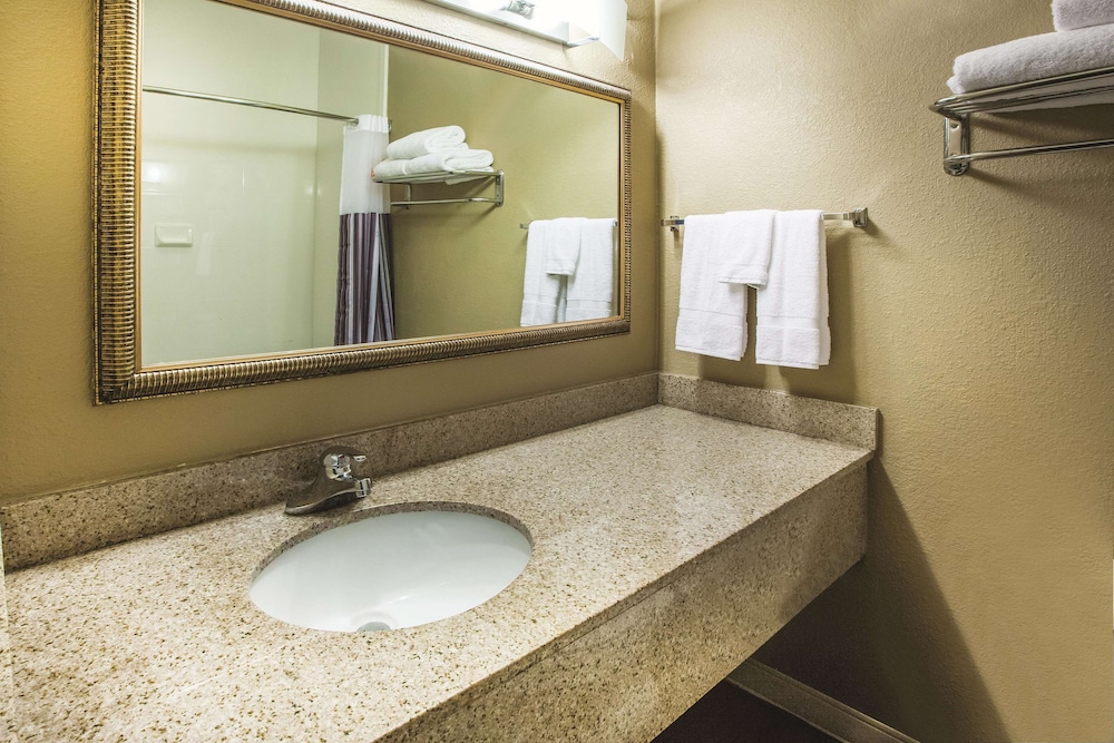 Imagen de la habitación del Hotel La Quinta Inn By Wyndham Indianapolis North At Pyramids. Foto 11