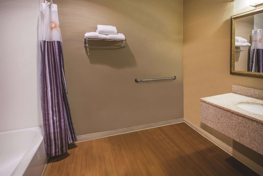Imagen de la habitación del Hotel La Quinta Inn By Wyndham Indianapolis North At Pyramids. Foto 12