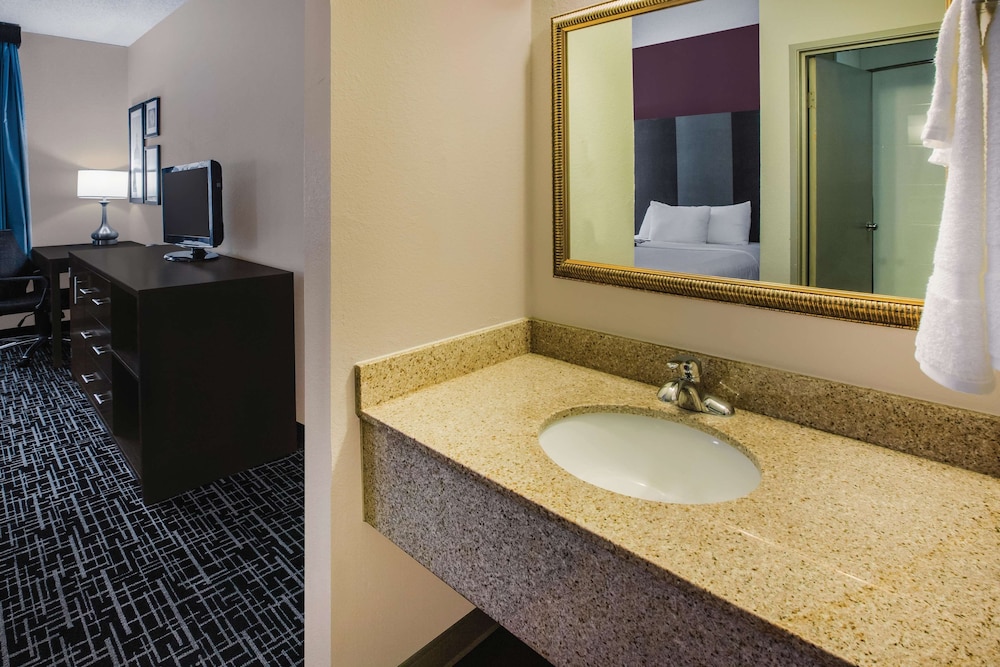 Imagen de la habitación del Hotel La Quinta Inn By Wyndham Indianapolis North At Pyramids. Foto 14