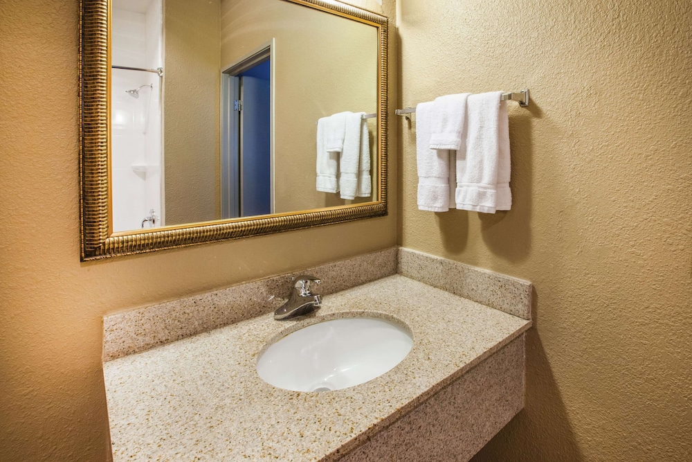 Imagen de la habitación del Hotel La Quinta Inn By Wyndham Indianapolis North At Pyramids. Foto 15