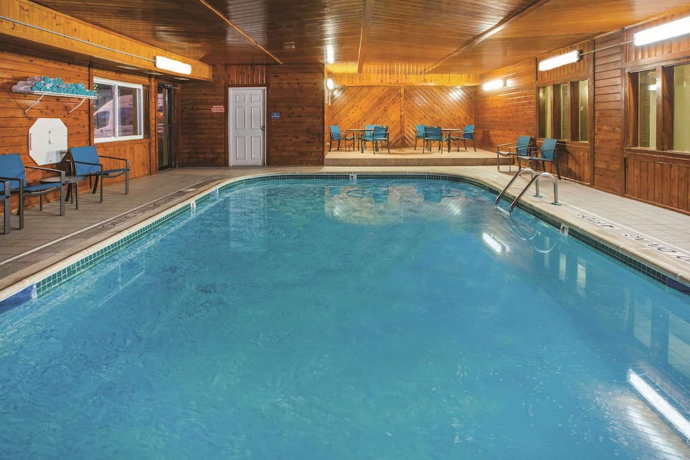 Imagen de la piscina del Hotel La Quinta Inn By Wyndham Indianapolis North At Pyramids. Foto 20
