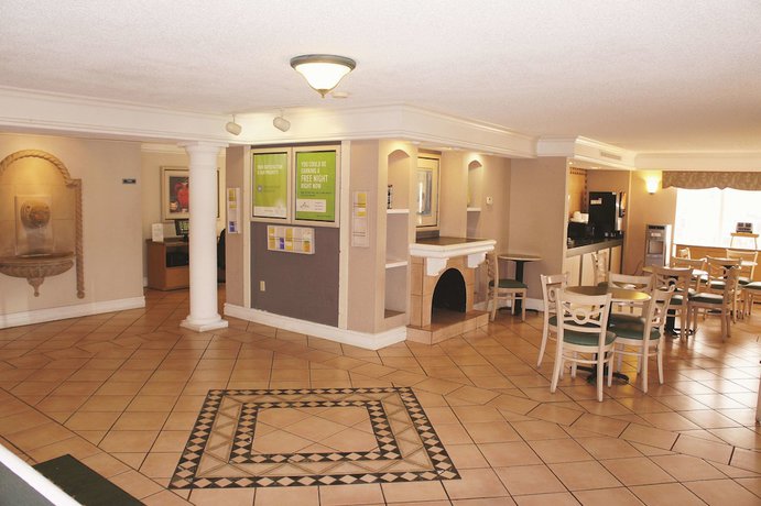 Imagen de los interiores del Hotel La Quinta Inn By Wyndham Kansas City Lenexa. Foto 10