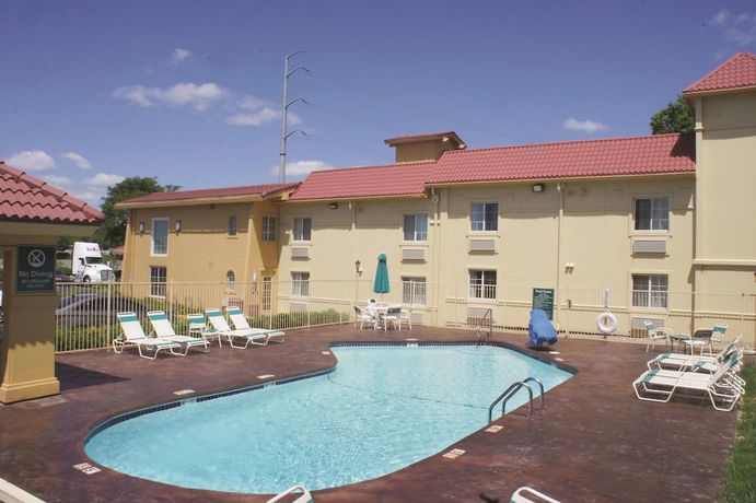 Imagen de la piscina del Hotel La Quinta Inn By Wyndham Kansas City Lenexa. Foto 12