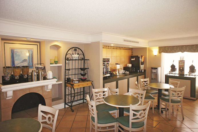 Imagen del bar/restaurante del Hotel La Quinta Inn By Wyndham Kansas City Lenexa. Foto 2