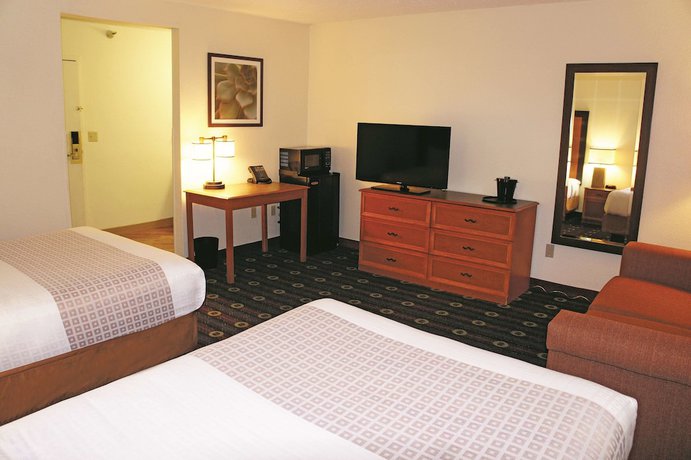 Imagen de la habitación del Hotel La Quinta Inn By Wyndham Kansas City North. Foto 9