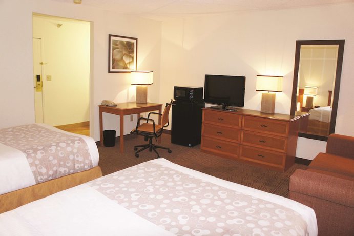 Imagen de la habitación del Hotel La Quinta Inn By Wyndham Kansas City North. Foto 10