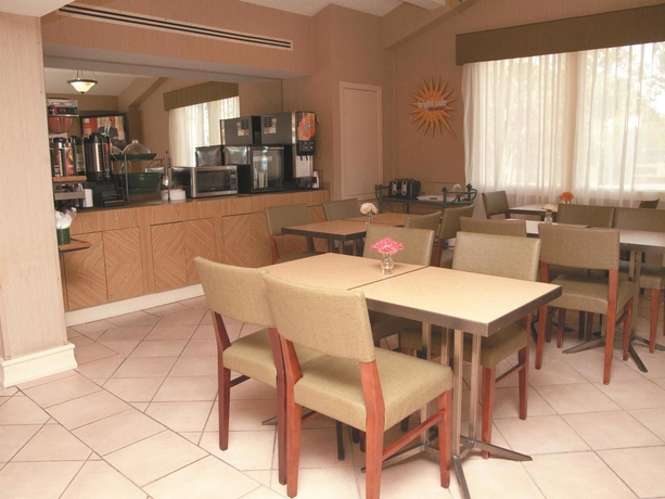 Imagen del bar/restaurante del Hotel La Quinta Inn By Wyndham Lafayette North. Foto 2