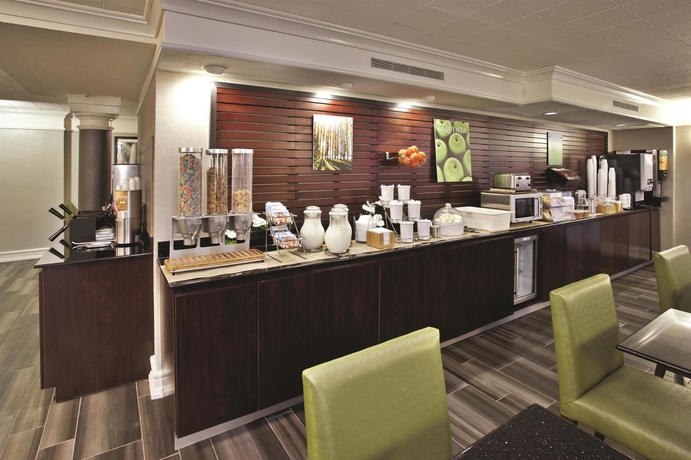 Imagen del bar/restaurante del Hotel La Quinta Inn By Wyndham Nashville South. Foto 3