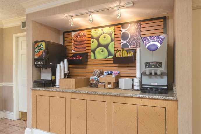 Imagen del bar/restaurante del Hotel La Quinta Inn By Wyndham New Orleans Causeway. Foto 5