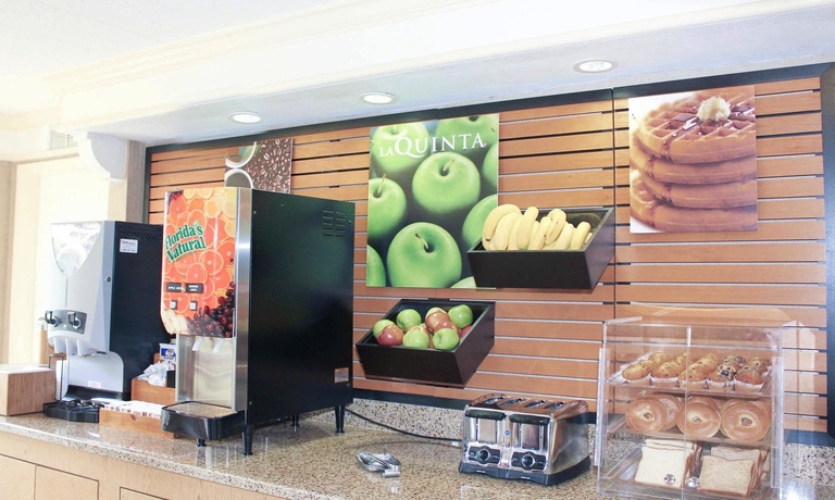 Imagen del bar/restaurante del Hotel La Quinta Inn By Wyndham New Orleans West Bank / Gretna. Foto 2