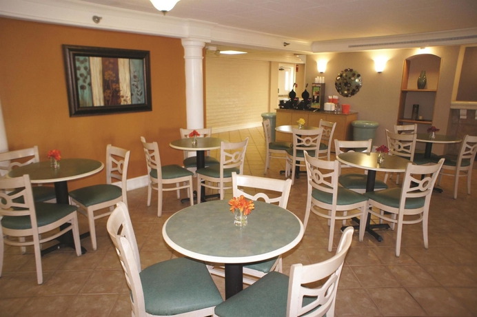 Imagen del bar/restaurante del Hotel La Quinta Inn By Wyndham Norfolk Virginia Beach. Foto 2