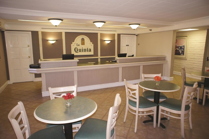 Imagen de los interiores del Hotel La Quinta Inn By Wyndham Norfolk Virginia Beach. Foto 12