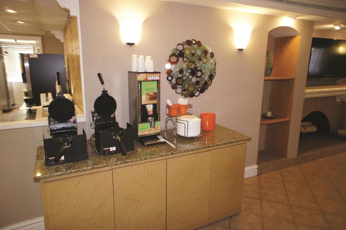 Imagen del bar/restaurante del Hotel La Quinta Inn By Wyndham Norfolk Virginia Beach. Foto 3