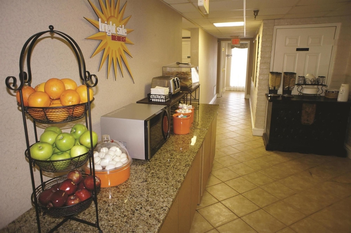 Imagen del bar/restaurante del Hotel La Quinta Inn By Wyndham Norfolk Virginia Beach. Foto 4
