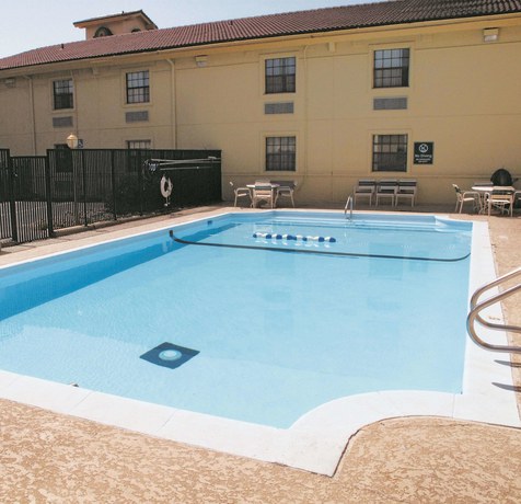 Imagen de la piscina del Hotel La Quinta Inn By Wyndham Omaha West. Foto 12