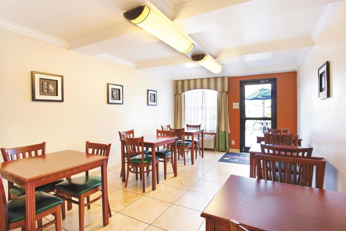 Imagen del bar/restaurante del Hotel La Quinta Inn By Wyndham Orlando International Drive North. Foto 4