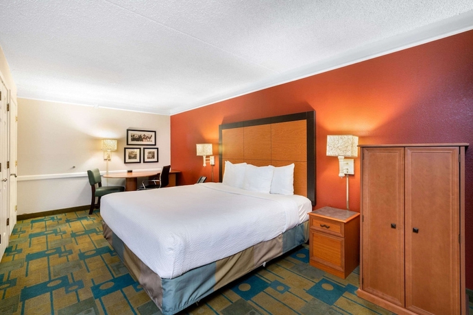 Imagen de la habitación del Hotel La Quinta Inn By Wyndham Phoenix Sky Harbor Airport. Foto 8