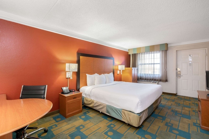 Imagen de la habitación del Hotel La Quinta Inn By Wyndham Phoenix Sky Harbor Airport. Foto 15