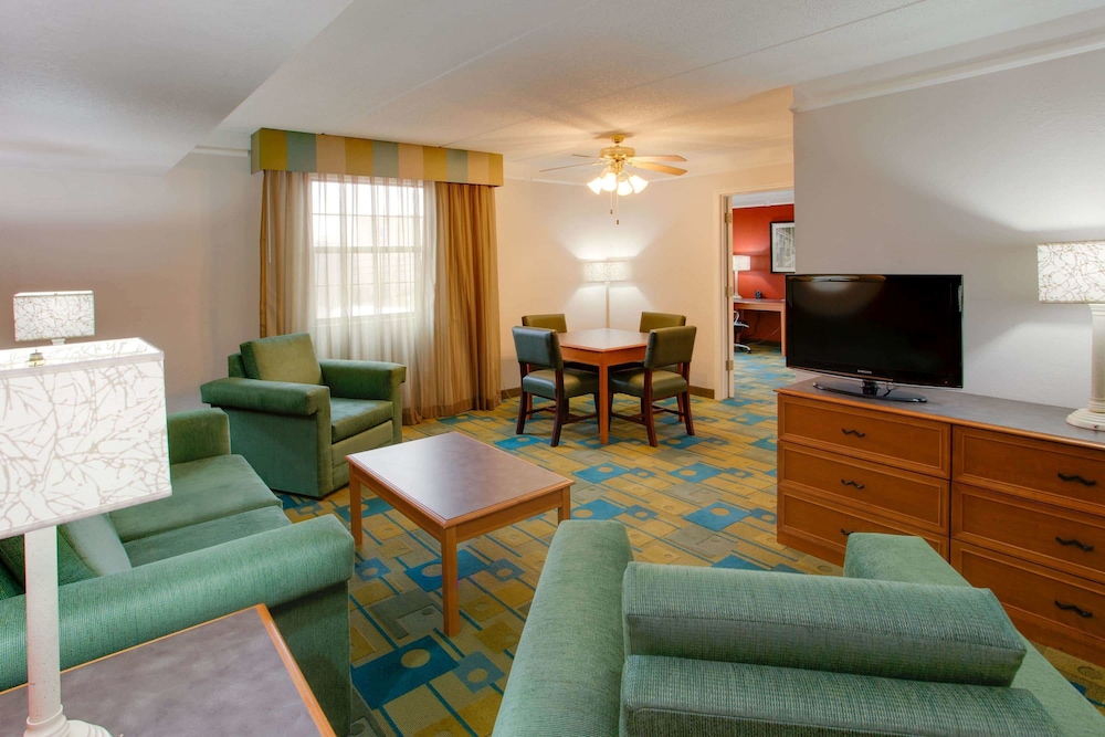 Imagen de la habitación del Hotel La Quinta Inn By Wyndham Pittsburgh Airport. Foto 9