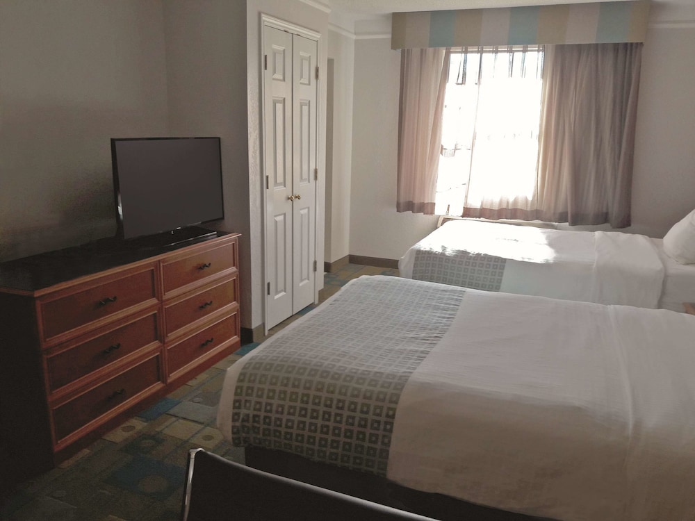 Imagen de la habitación del Hotel La Quinta Inn By Wyndham Pittsburgh Airport. Foto 12