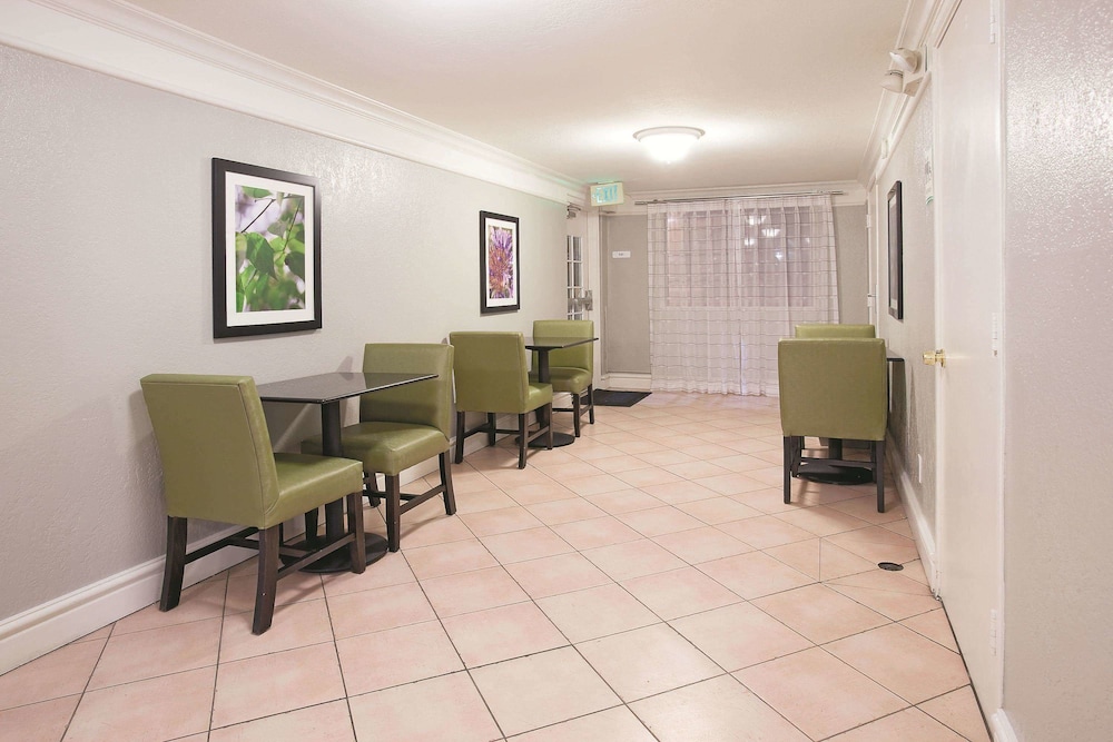 Imagen de los interiores del Hotel La Quinta Inn By Wyndham Salt Lake City Midvale. Foto 14