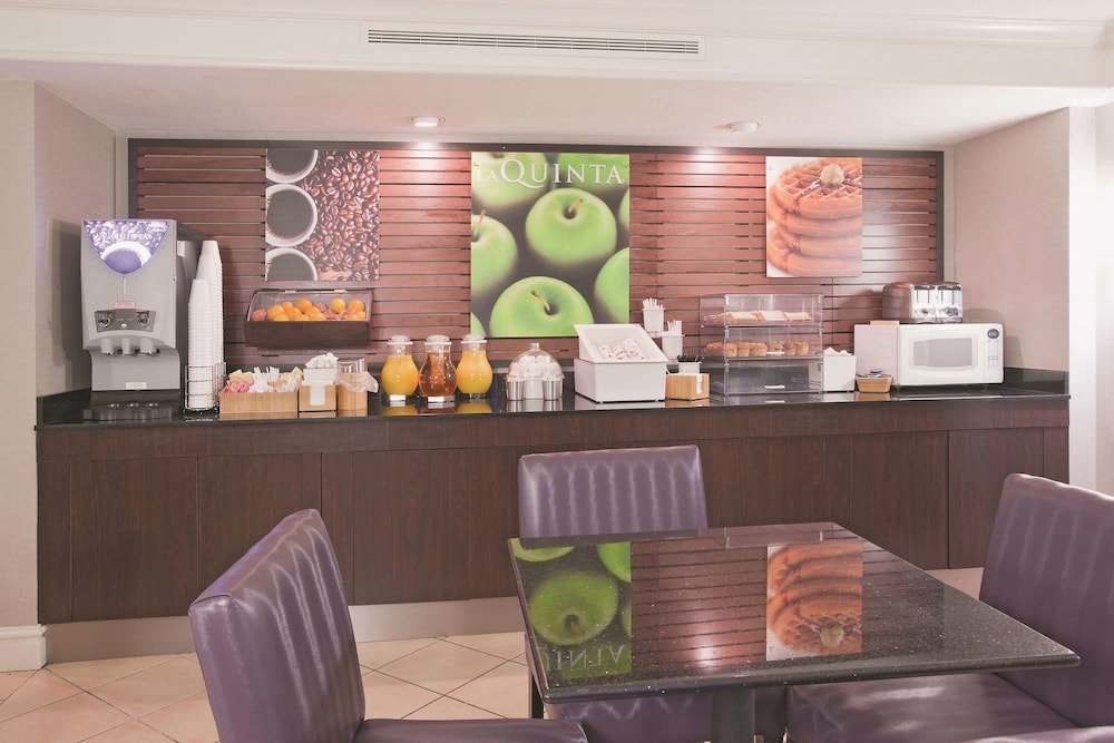 Imagen del bar/restaurante del Hotel La Quinta Inn By Wyndham Salt Lake City Midvale. Foto 3