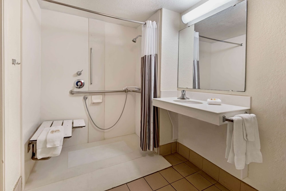 Imagen de la habitación del Hotel La Quinta Inn By Wyndham San Antonio I-35 N At Rittiman Rd. Foto 5