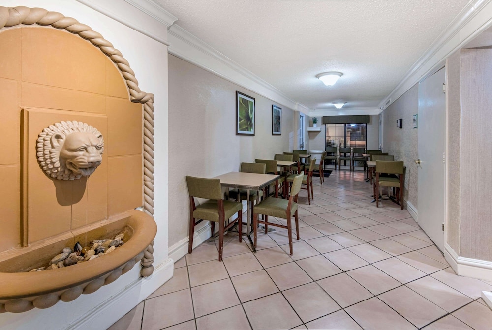 Imagen de los interiores del Hotel La Quinta Inn By Wyndham San Antonio I-35 N At Rittiman Rd. Foto 18