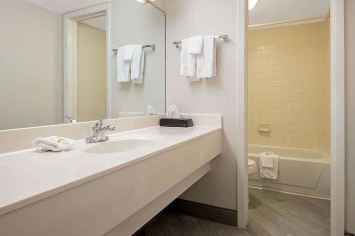 Imagen de la habitación del Hotel La Quinta Inn By Wyndham San Antonio I-35 N At Toepperwein. Foto 9