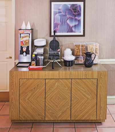 Imagen del bar/restaurante del Hotel La Quinta Inn By Wyndham San Antonio Lackland. Foto 4