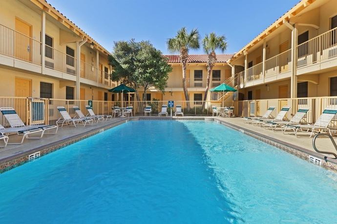 Imagen de la piscina del Hotel La Quinta Inn By Wyndham San Antonio Market Square. Foto 16