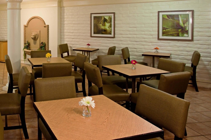 Imagen del bar/restaurante del Hotel La Quinta Inn By Wyndham San Diego Chula Vista. Foto 4